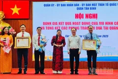 Ban Tuyên giáo và Dân vận Quận ủy và đồng chí Phan Văn Quang, Trưởng Phòng Giáo dục và Đào tạo quận Tân Bình nhận Huân chương Lao động hạng Nhì.