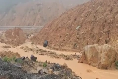 [Video] Khẩn trương khắc phục sạt lở đèo Khánh Lê, Khánh Sơn