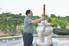Thủ tướng Chính phủ Phạm Minh Chính dâng hương tại Nghĩa trang liệt sĩ tỉnh An Giang. (Ảnh: Thanh Giang)