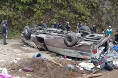 [Video] Khẩn trương cứu nạn vụ lật xe khách tại Lào Cai