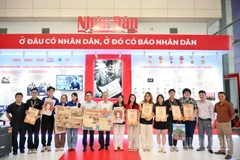 Đông đảo các bạn trẻ hào hứng đón nhận ấn phẩm đặc biệt của Báo Nhân Dân. (Ảnh: THẾ ĐẠI)