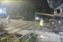 Tai nạn tại đường ngang trên tuyến đường sắt Hà Nội-Thành phố Hồ Chí Minh do xe máy đâm vào dàn chắn.