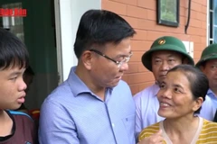 [Video] Phó Thủ tướng Lê Thành Long thăm, tặng quà người dân vùng lũ Gia Lai 