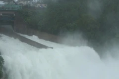 [Video] Mưa lớn, hồ đập tại Hà Tĩnh xả lũ hàng nghìn nhà dân ngập nước