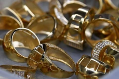 Trang sức vàng được bày bán tại cửa hàng ở Istanbul, Thổ Nhĩ Kỳ. (Ảnh: THX/TTXVN)