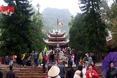 [Video] Khoảng 4.500 lượt khách đến chùa Hương mùng 1 Tết Bính Ngọ 2026