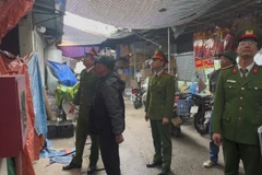 Lực lượng chức năng kiểm tra công tác thực hiện phòng cháy chữa cháy tại chợ dân sinh. (Ảnh: HÀ NHUNG)