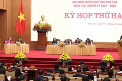 Quang cảnh phiên chất vấn và trả lời chất vấn tại Kỳ họp thứ hai Hội đồng nhân dân tỉnh Phú Thọ. 