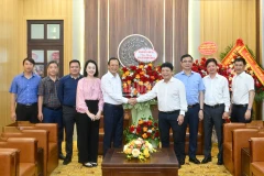 Sáng 18/6, Báo Nhân Dân vinh dự và vui mừng được đón tiếp các cơ quan, đơn vị Trung ương và địa phương tới thăm và chúc mừng nhân dịp kỷ niệm 100 năm Ngày Báo chí Cách mạng Việt Nam. (Ảnh: THỦY NGUYÊN)
