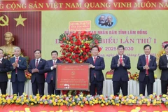 Bí thư Tỉnh ủy Lâm Đồng Y Thanh Hà Niê Kđăm tặng bức trướng của Ban Chấp hành Đảng bộ tỉnh Lâm Đồng chúc mừng đại hội.