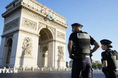 Cảnh sát Pháp tăng cường an ninh tại thủ đô Paris. (Ảnh: Kyodo/TTXVN)