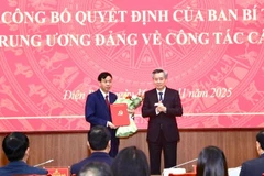 Đồng chí Nguyễn Quang Dương, Phó Trưởng ban Tổ chức Trung ương trao quyết định cho đồng chí Lê Văn Lương. 