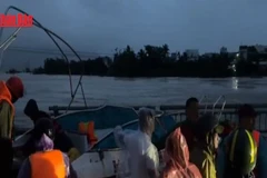 [Video] Di dời thêm nhiều người dân vùng lũ, nhưng vẫn còn trường hợp bị cô lập 