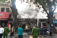 Lực lượng chức năng nhanh chóng có mặt tại hiện trường dập tắt đám cháy.