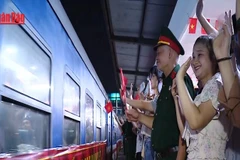 [Video] Xúc động tiễn các chiến sĩ A80 rời Thủ đô