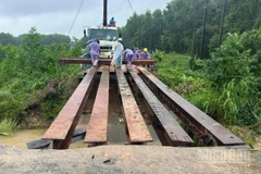 Sau sự cố sập cầu Cây Sung, chiều 2/11, các lực lượng khẩn trương lắp ghép cầu tạm.