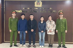 Công an quản thúc các đối tượng có hành vi sản xuất hàng giả bị khởi tố.