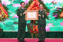 Thừa ủy quyền của Chủ tịch nước, đồng chí Đại tướng Trịnh Văn Quyết, Bí thư Trung ương Đảng, Chủ nhiệm Tổng cục Chính trị Quân đội nhân dân Việt Nam trao Huân chương Quân công hạng Nhất tặng đồng chí Đại tướng Phan Văn Giang, Ủy viên Bộ Chính trị, Phó Bí thư Quân ủy Trung ương, Bộ trưởng Quốc phòng. (Ảnh: Trọng Đức)