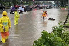 Sáng 27/8, Hà Nội có mưa vừa, mưa to khiến các điểm úng, ngập nước rút rất chậm.