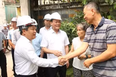 Chủ tịch Ủy ban nhân dân thành phố Hà Nội Vũ Đại Thắng cùng cán bộ phường Hồng Hà thăm hỏi, lắng nghe tâm tư các hộ dân thuộc diện thu hồi đất và vận động người dân đồng thuận di dời. (Ảnh: Phạm Công)