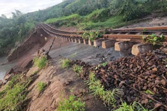 Do ảnh hưởng của bão số 13 gây mưa to, gió lớn trên khu vực từ Quảng Ngãi đến Tuy Hòa, một số đoạn đường sắt đã bị hư hỏng gây gián đoạn chạy tàu.