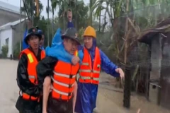 [Video] Lực lượng vũ trang thành phố Đà Nẵng giúp dân ứng phó mưa lũ