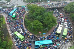 [Video] Cấm một chiều cầu Long Biên, giao thông qua cầu Chương Dương ùn ứ kéo dài