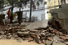 Một bức tường trong ngõ 7, phố Nguyên Hồng bất ngờ đổ sập trong trận mưa to trưa 30/9. (Ảnh: LÊ THANH)