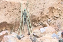 [Video] Bộ đội mở lối vào 5 thôn đang cô lập ở Quảng Ngãi 