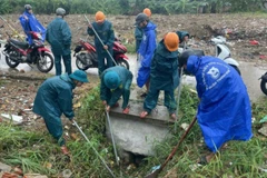 Đà Nẵng tập trung lực lượng, khơi thông cửa thu, mương thoát nước, chủ động ứng phó diễn biến của bão số 1. (Ảnh: HG)