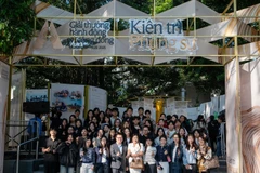 Triển lãm nằm trong khuôn khổ Giải thưởng "Hành động vì Cộng đồng" nhằm tôn vinh các nỗ lực vì cộng đồng, truyền cảm hứng cho các cá nhân, tổ chức khác hành động mạnh mẽ và truyền đi giá trị tri thức từ những bài học thực tế đầy cảm hứng. (Ảnh: THỦY NGUYÊN)