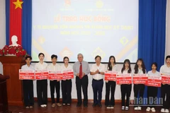 Trao học bổng cho các sinh viên vượt khó.