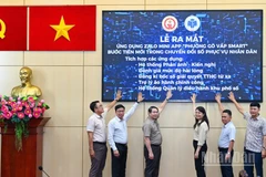 Các đại biểu ấn nút ra mắt ứng dụng Zalo Mini App “Phường Gò Vấp Smart”.