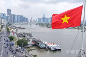 [Ảnh] Thành phố Hồ Chí Minh rực rỡ cờ hoa mừng Đại lễ 30/4