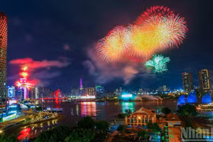 Những màn pháo hoa rực sáng trên bầu trời Thành phố Hồ Chí Minh mừng 50 năm Thành phố mang tên Bác.