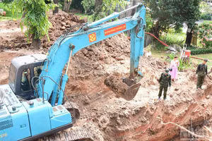 Phát hiện thêm hố chôn tập thể thứ hai trong Công viên Lê Thị Riêng.