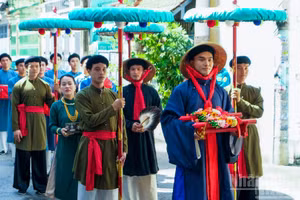 Nghi thức “Thượng đăng bái đường”, thể hiện lòng tri ân tổ tiên và mong ước đôi trẻ gắn bó bền chặt, có cuộc sống hôn nhân hạnh phúc.