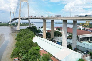 Gầm cầu tại Thành phố Hồ Chí Minh bị “hô biến” thành nhà tiền chế, bãi giữ xe tự phát, tiềm ẩn nguy cơ hỏa hoạn.