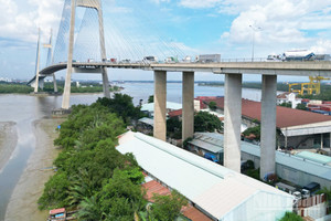 Gầm cầu tại Thành phố Hồ Chí Minh bị “hô biến” thành nhà tiền chế, bãi giữ xe tự phát, tiềm ẩn nguy cơ hỏa hoạn.