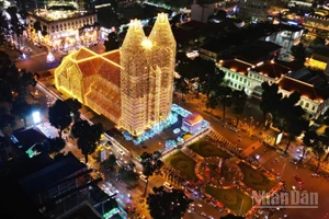 [Ảnh] Rộn ràng không khí đêm Giáng sinh tại Thành phố Hồ Chí Minh