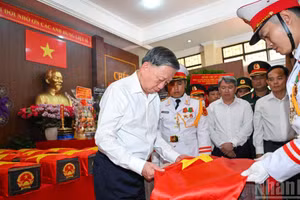 Tổng Bí thư, Chủ tịch nước Tô Lâm thắp hương tưởng nhớ liệt sĩ và kiểm tra khu vực lưu giữ tạm thời các bộ hài cốt liệt sĩ vừa được khai quật tại Công viên Lê Thị Riêng.