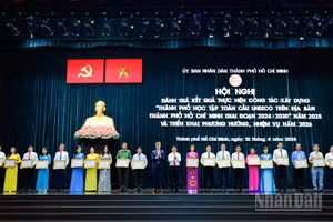 Ủy ban nhân dân Thành phố trao bằng khen cho 23 tập thể và 24 cá nhân có thành tích tiêu biểu trong xây dựng Thành phố học tập toàn cầu UNESCO năm 2025.