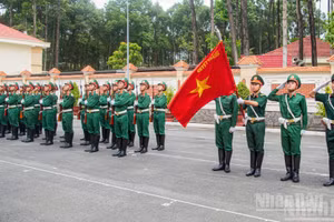 Chiến sĩ Tiểu đoàn 180, Bộ Tham mưu Quân khu 7 đang khẩn trương luyện tập đội hình tiêu binh danh dự và nghi lễ thượng cờ tại chương trình nghệ thuật “Tổ quốc trong tim”.