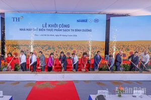 Đại biểu thực hiện nghi thức khởi công Nhà máy TH Bình Dương.