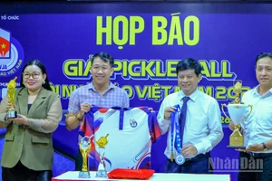 Ban tổ chức giải pickleball Hội Nhà báo Việt Nam 2026 công bố cúp, áo thi đấu, huy chương.