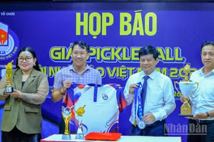 Ban tổ chức giải pickleball Hội Nhà báo Việt Nam 2026 công bố cúp, áo thi đấu, huy chương.