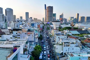 Tuyến đường Nguyễn Tất Thành, một trong những trục giao thông huyết mạch kết nối trung tâm thành phố với khu nam.