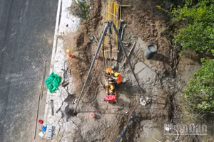 Công nhân thực hiện khoan địa chất.