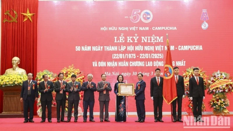 Thay mặt lãnh đạo Đảng, Nhà nước, Phó Thủ tướng Bùi Thanh Sơn trao tặng Hội Hữu nghị Việt Nam-Campuchia Huân chương Lao động hạng Nhất.