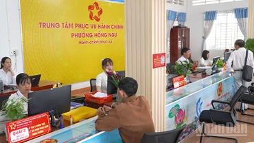 Giải quyết thủ tục hành chính cho người dân tại phường Hồng Ngự, tỉnh Đồng Tháp.